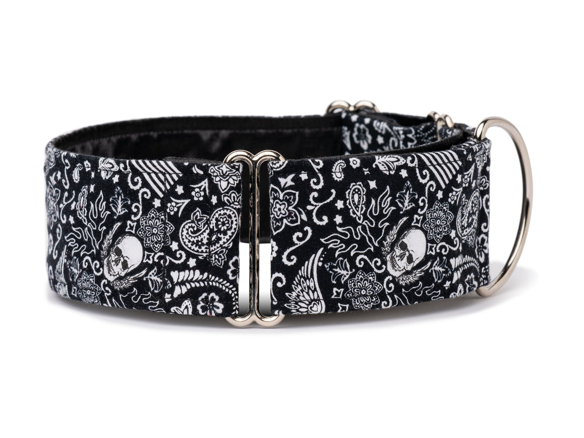 Perfect for the pup with an edgy style, this black and white skull collar is sassy and sweet!