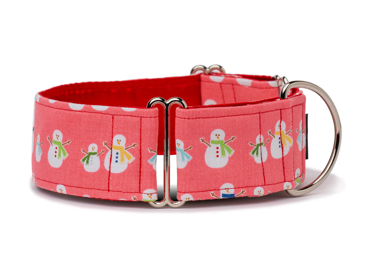 If your pooch likes to play in the snow, the festive snowmen on this cheerful red collar are the perfect playmates.