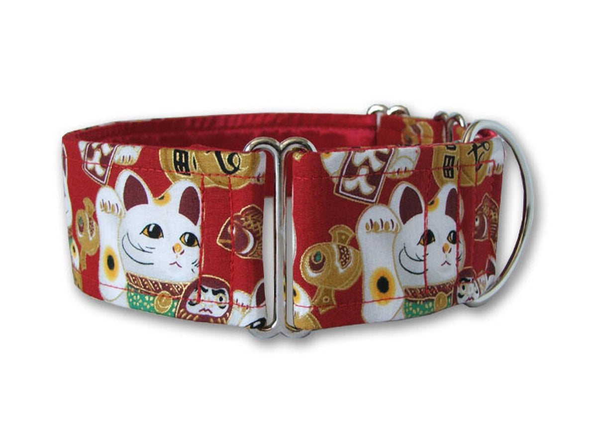 Bring your pooch some good luck with this traditional Japanese beckoning cat on bright red! 