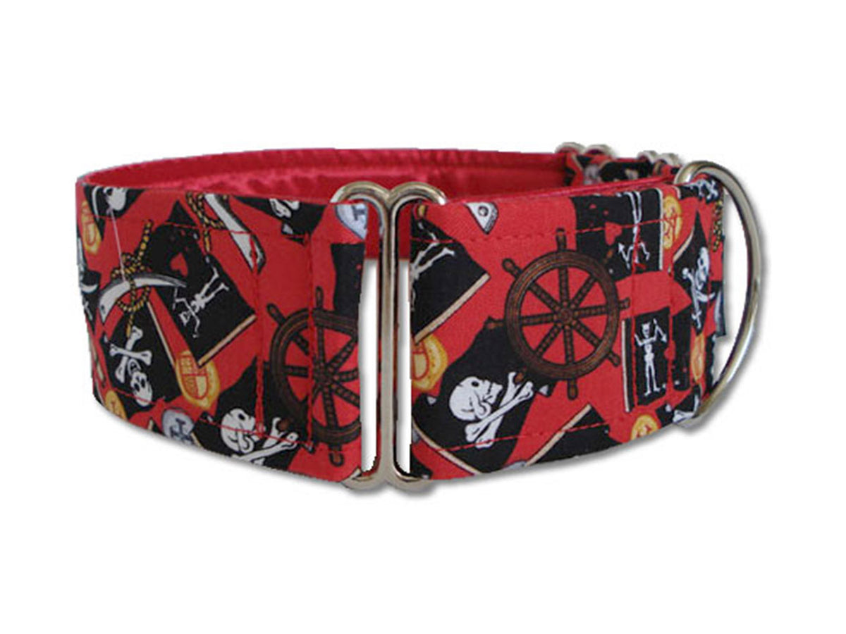 Your canine swashbuckler will love sporting this jaunty red pirate-themed collar, perfect for buccaneers and landlubbers alike!
