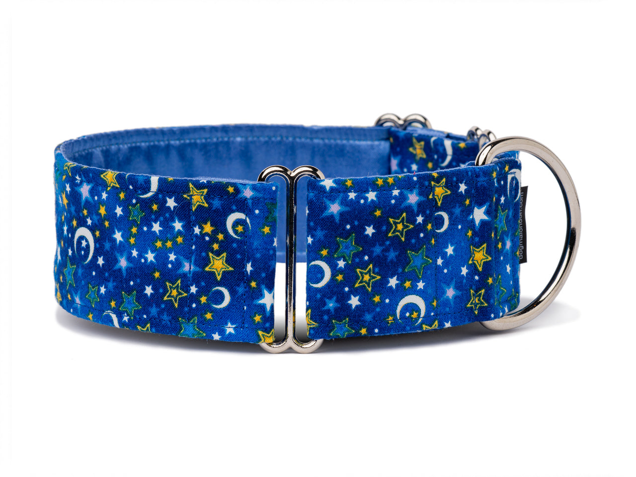 Your pooch is sure to have sweet dreams in this pretty blue collar sprinkled with stars and moons like a clear night sky!