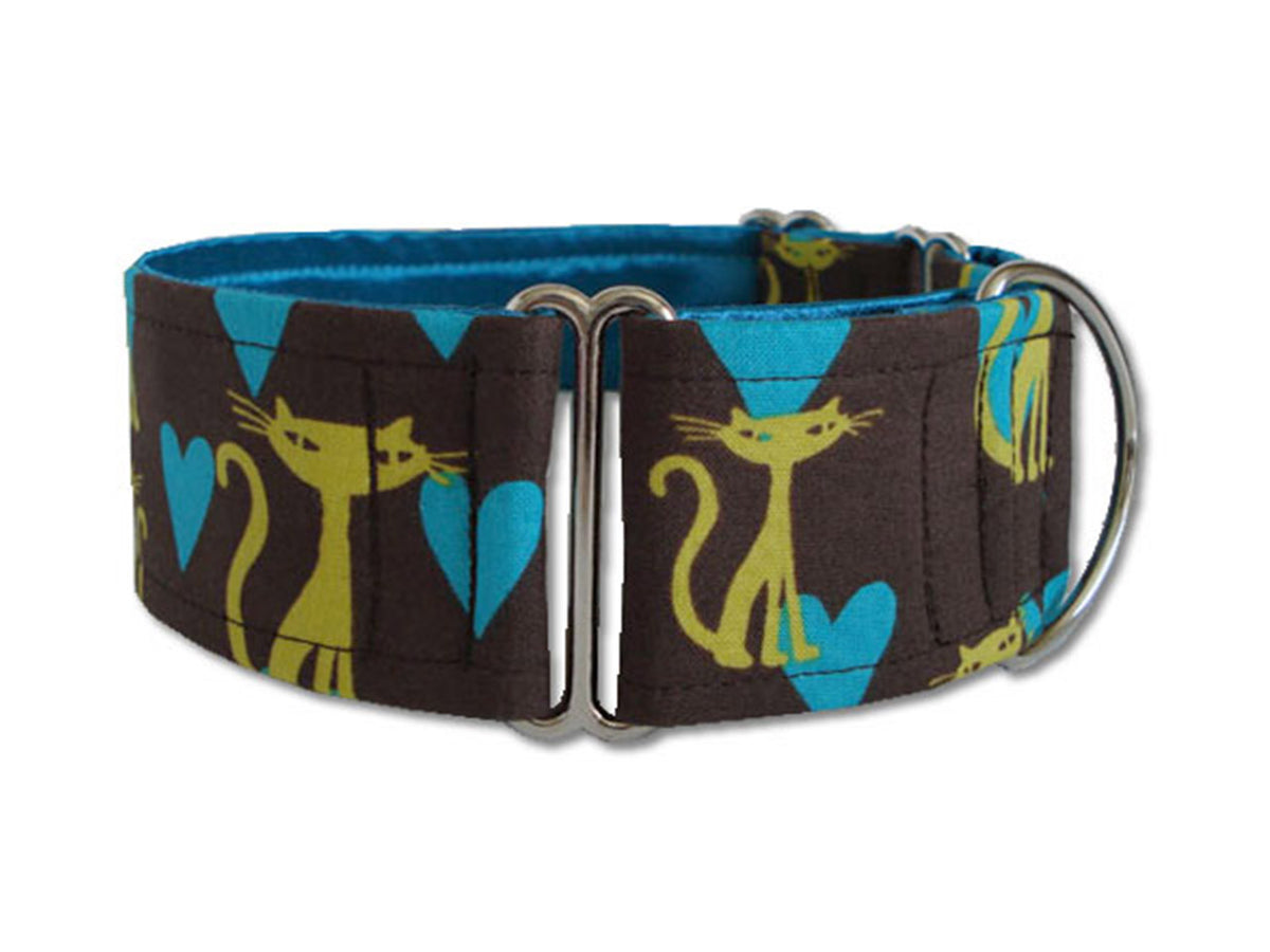 Your pup will be one cool cat in this retro brown collar sporting pretty blue hearts! 