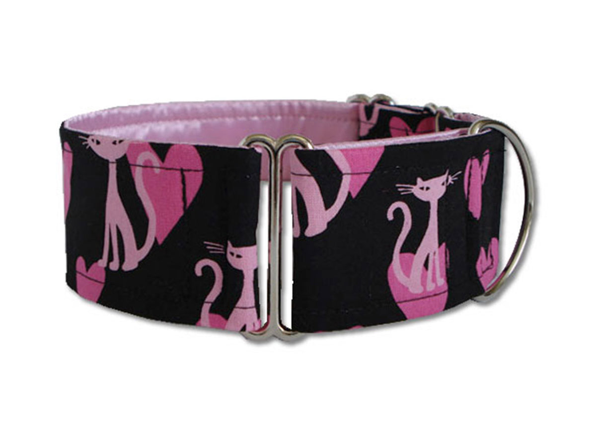 Your pup will be one cool cat in this retro black collar sporting pretty pink hearts! 